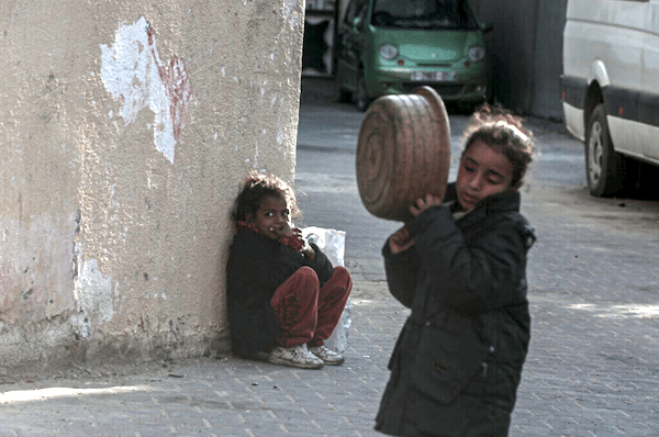 MR Online | PALESTINIAN CHILDREN TRY TO GET SOME FOOD FROM ONE OF THE CHARITABLE HOSPICES IN DEIR AL BALAH IN THE CENTRAL GAZA STRIP PHOTO OMAR ASHTAWYAPA IMAGES | MR Online